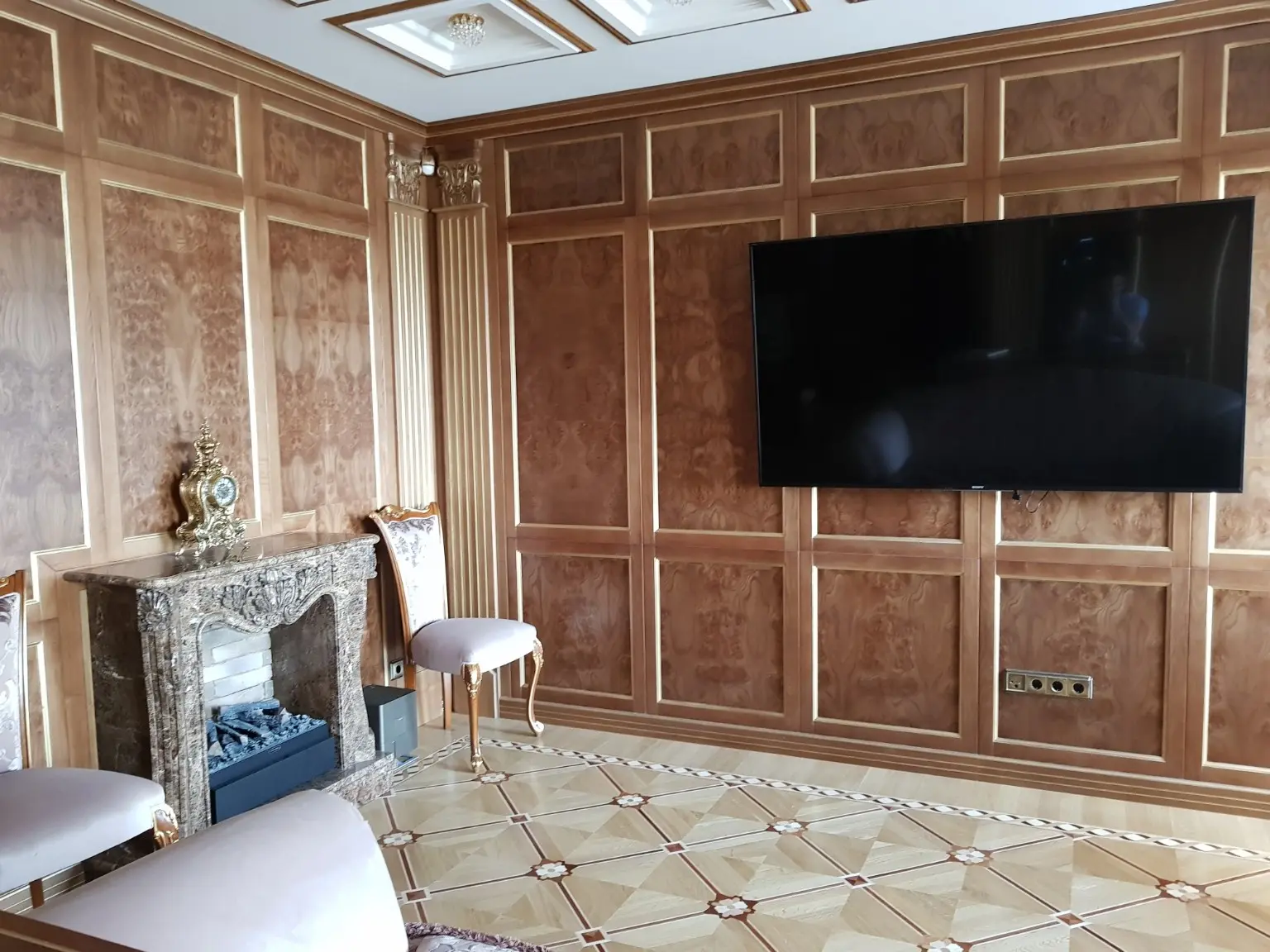 Classic study with wood panelling — Overall view