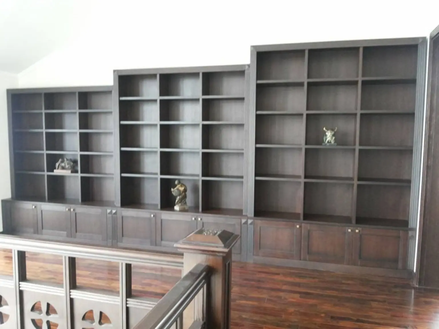 Large dark wood library — Overall view