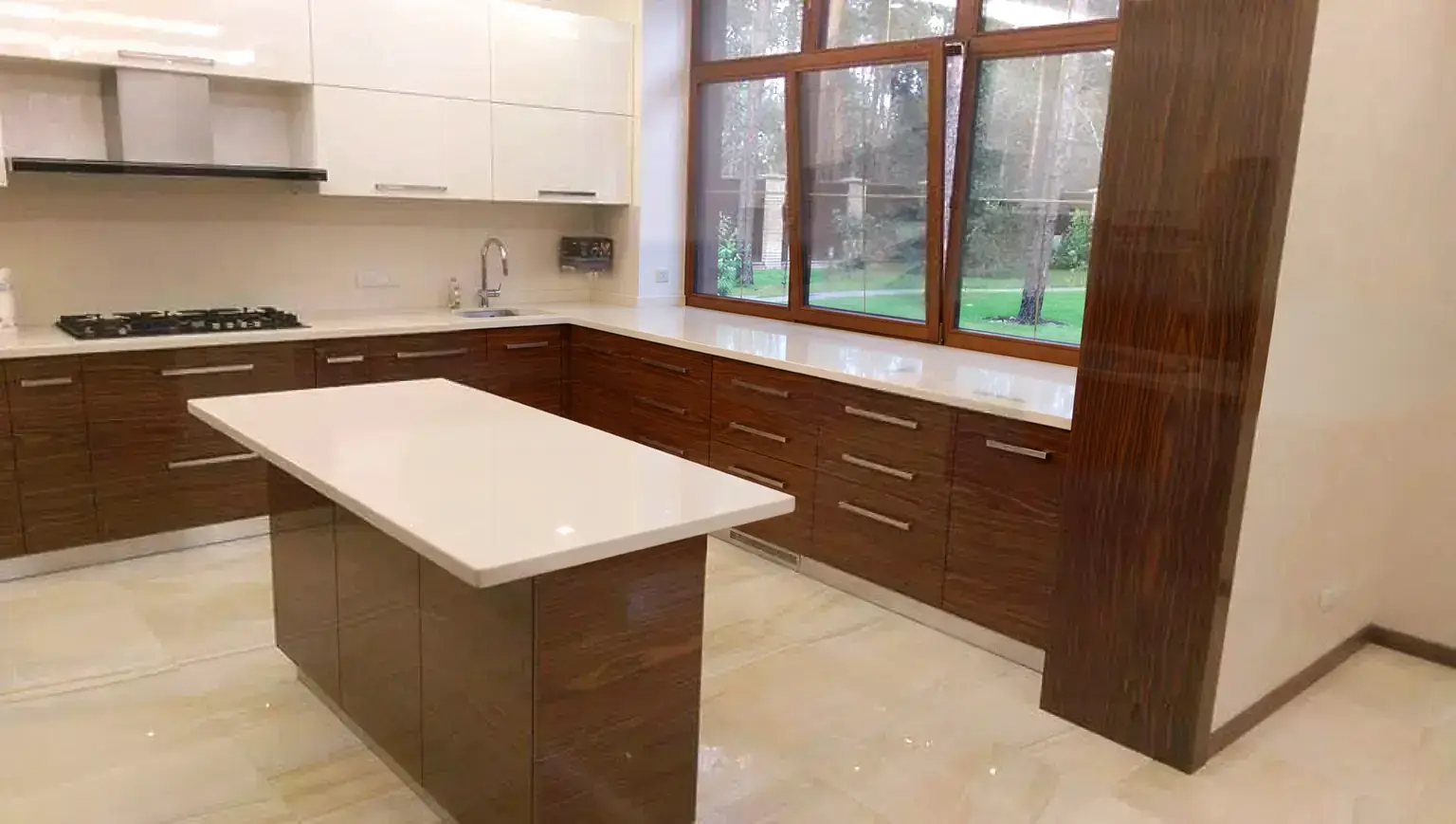 Gloss walnut kitchen — Overall view