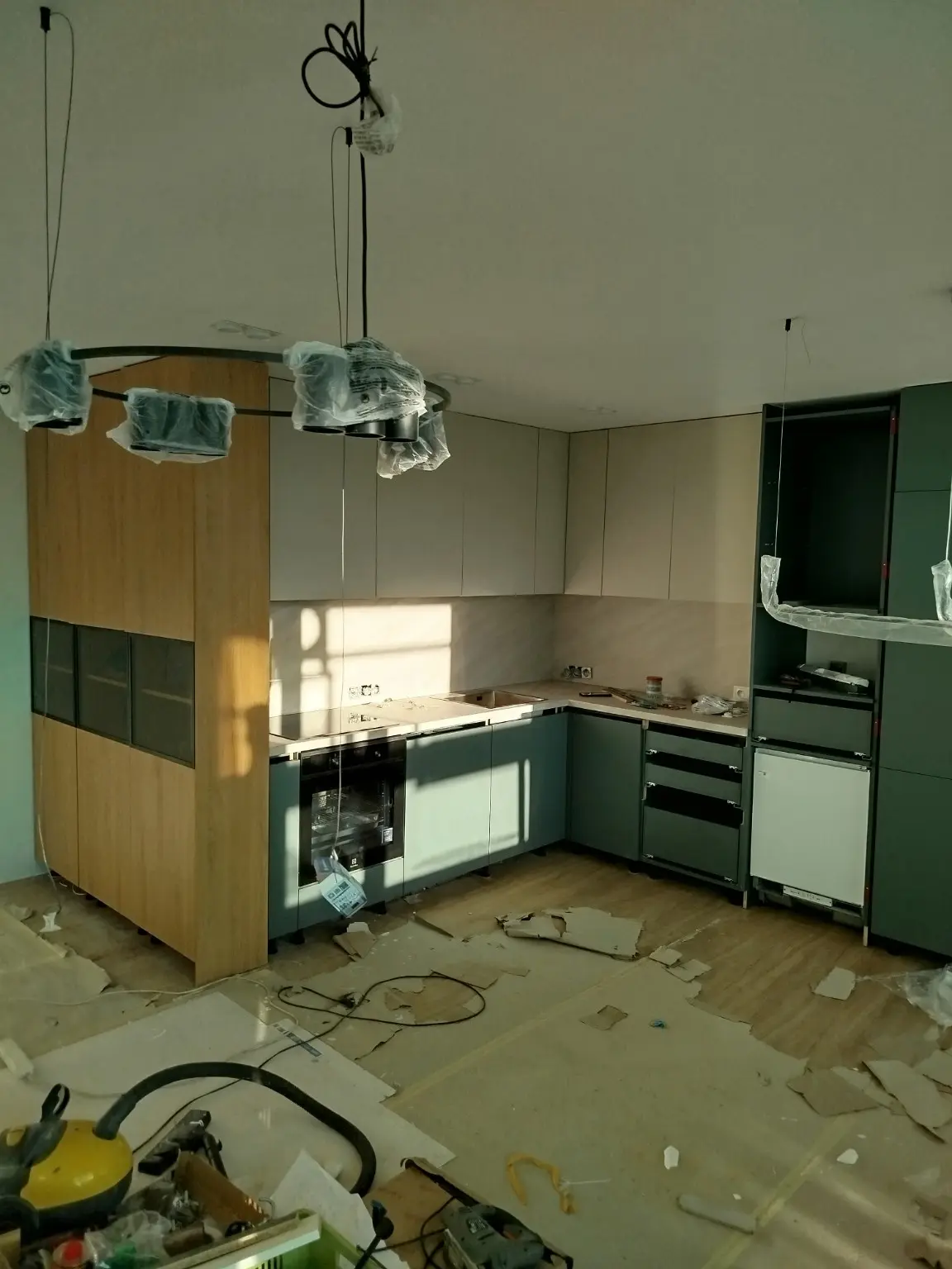 Green kitchen with an oak display — Overall view