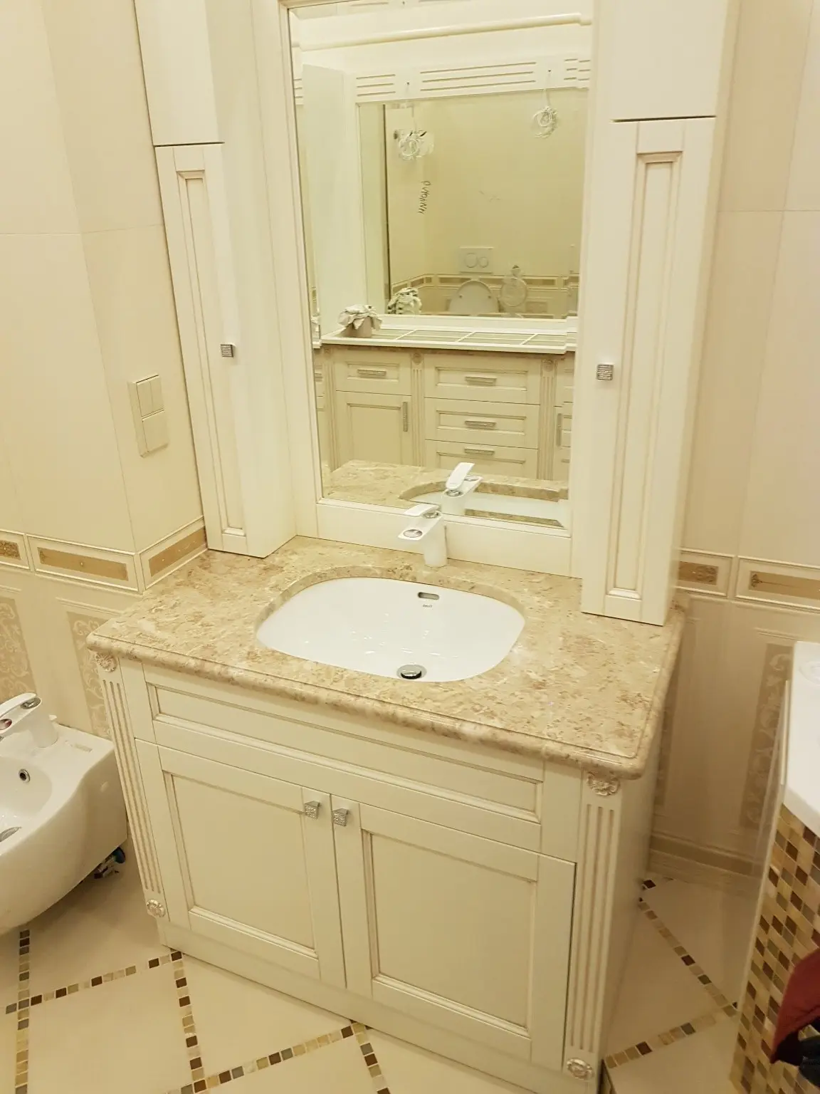 Classic bathroom furniture — Overall view