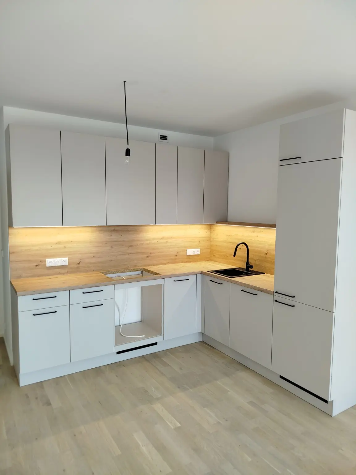 Light kitchen with oak — Overall view