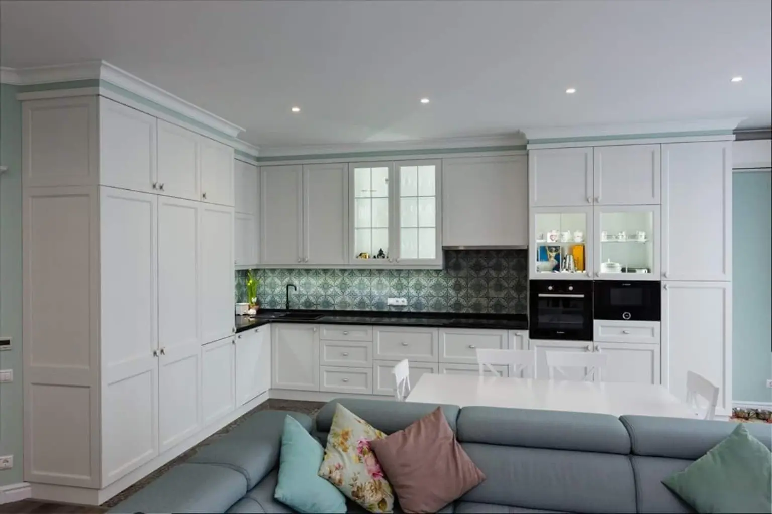 Light kitchen with a mint accent — Overall view
