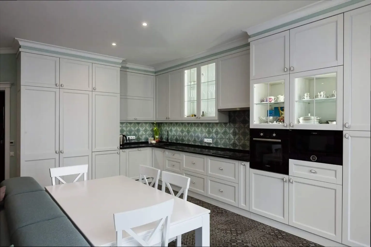 Light kitchen with a mint accent